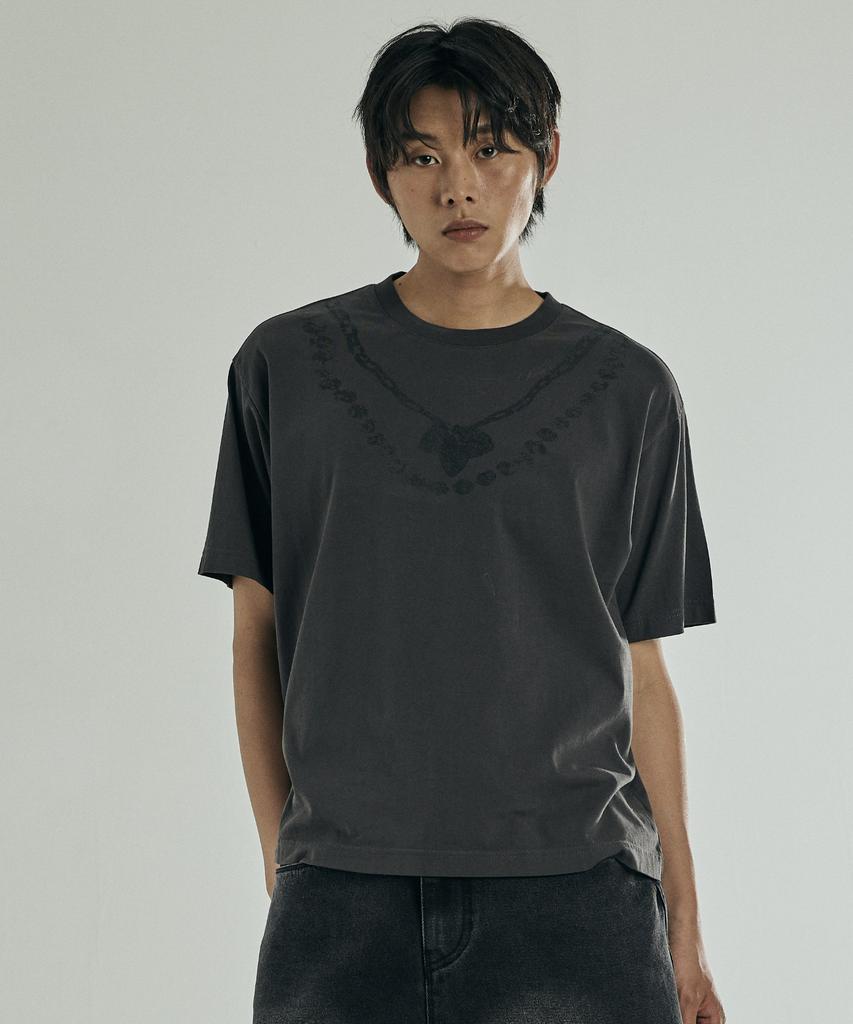 VONVAT Necklace Graphic Crop Short Sleeve Tee (Charcoal)