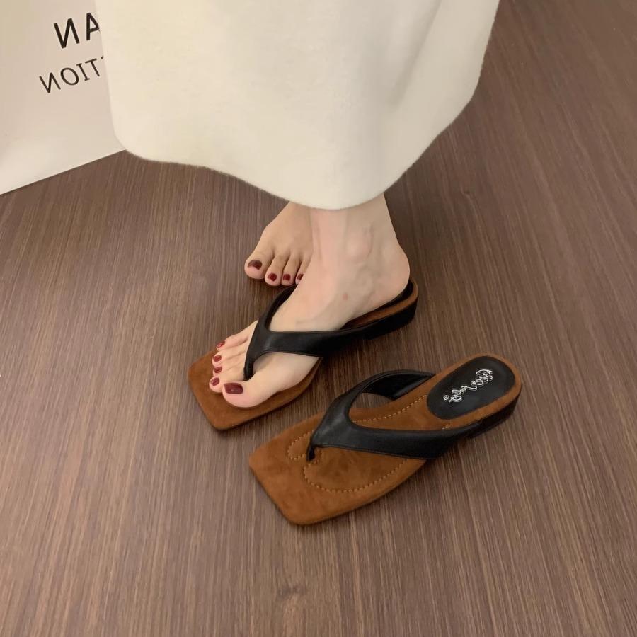 Retro niche low-heeled flip-flops are versatile and not tiring. French stunning square head cool slippers women's summer wear
