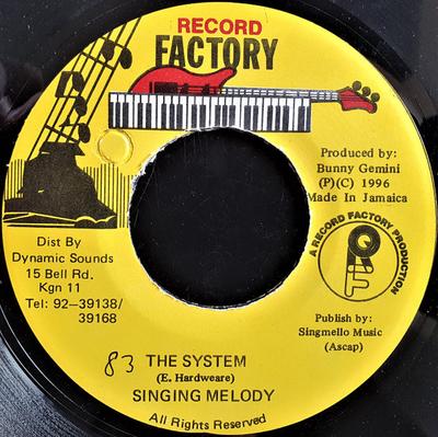 7-Zoll Schallplatte SINGING MELODY - The System NONE Record Factory 1996 Jamaika Reggae, Ska & Dub Gebraucht