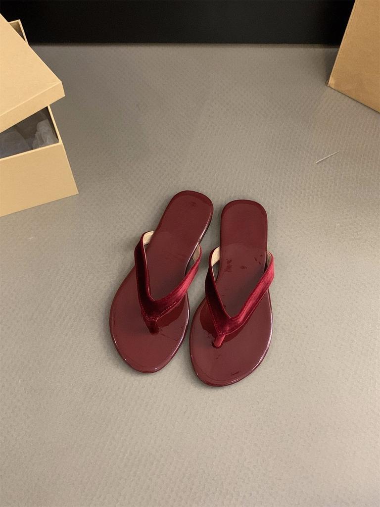 Flat bottom red French small cool slippers women's shoes outer wear 2025 new summer casual soft bottom pinch flip-flops
