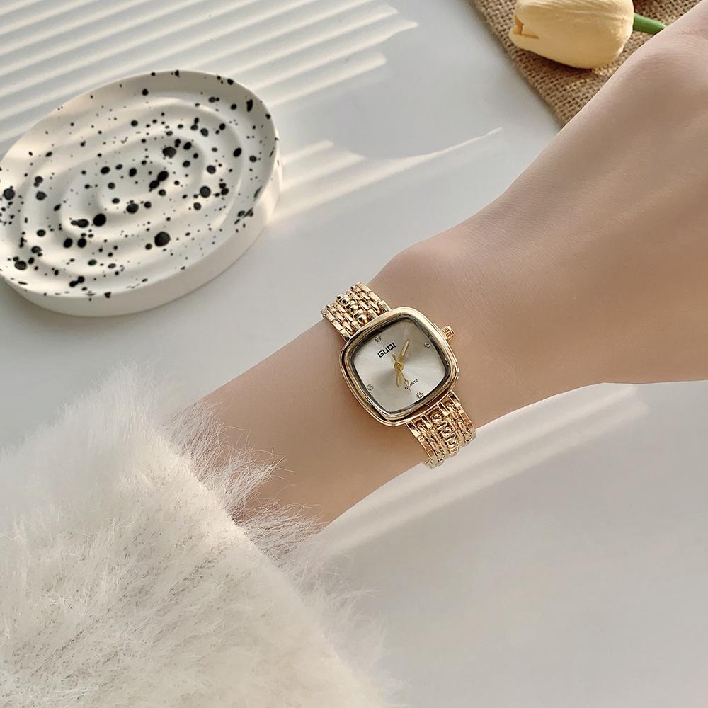 Montre Carrée Simple Petite Femme Rétro Littéraire et Artistique Petite Montre à Quartz Petite Montre Dorée Haut de Gamme