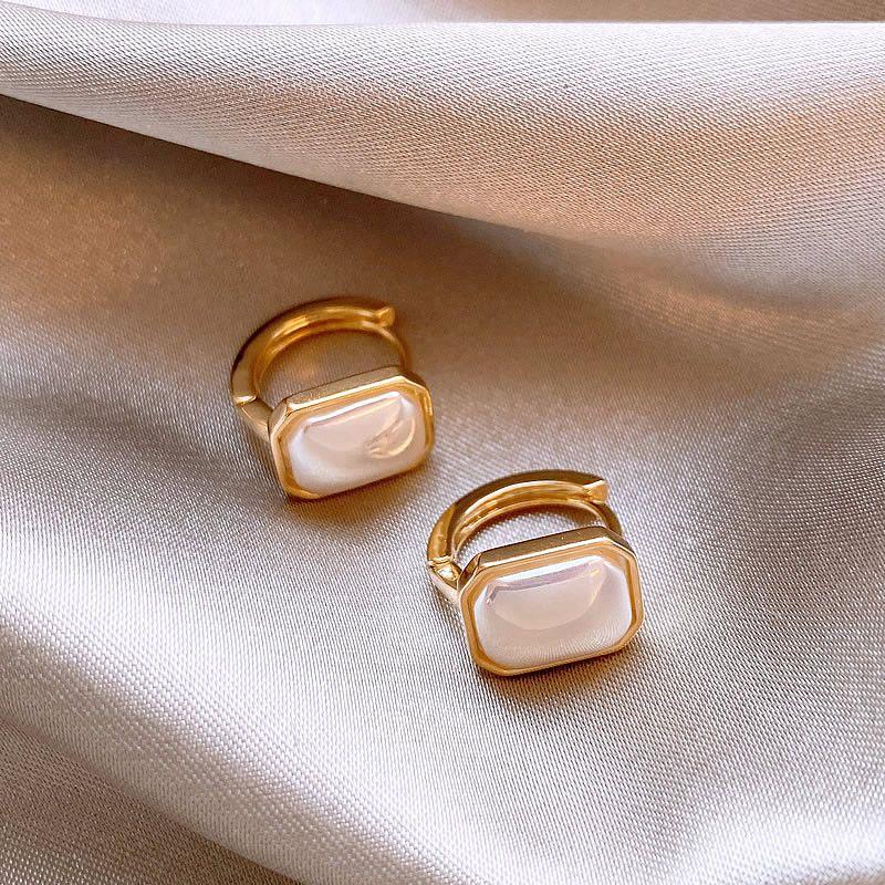 Square Sugar Pearl Earrings New 2023 Best Selling French Earrings Female Accessible Luxury Special-Interest Design Fancy Temperament Ear Clip
