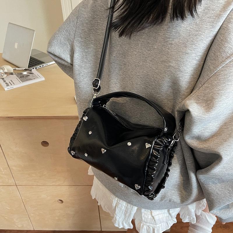 Dumpling bags are popular this year, women's 2025 new Korean version fashion rivet messenger bag pleated shoulder pillow bag