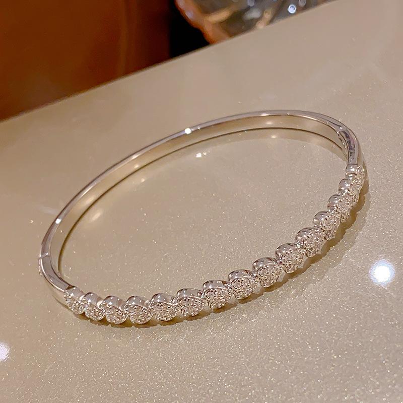 Love Buckle Bracelet, Light Luxury and High-end Bracelet, Fashionable and Simple Niche Hand Jewelry for Women
