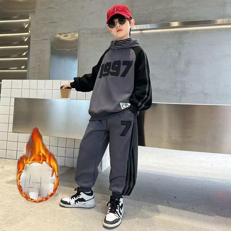 Ensembles de sport pour enfants d'automne et d'hiver en peluche et épaissis, sweat-shirts à capuche et pantalons de survêtement à la mode, ensembles décontractés deux pièces