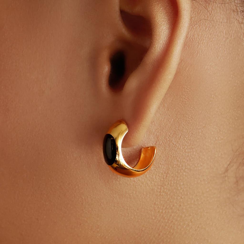 Today'S Unique Niche White Shell Black Agate Stud Earrings, High-End Fashion And Simple Temperament Earrings