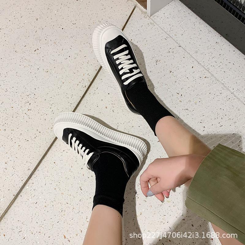 

Маленькие белые туфли женские ранняя весна новые круглый носок толстая подошва повседневная спортивная обувь на плоской подошве шнуровка повседневные кеды обувь для скейтборда обувь-печенье 40 чёрный