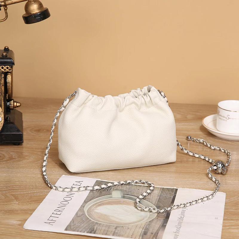 

Модная маленькая сумка на плечо с золотой шариковой цепочкой, сумка-ведро из натуральной кожи для женщин, универсальная маленькая сумка кроссбоди из мягкой коровьей кожи, новинка 2025 года 22*15*8 бежевый