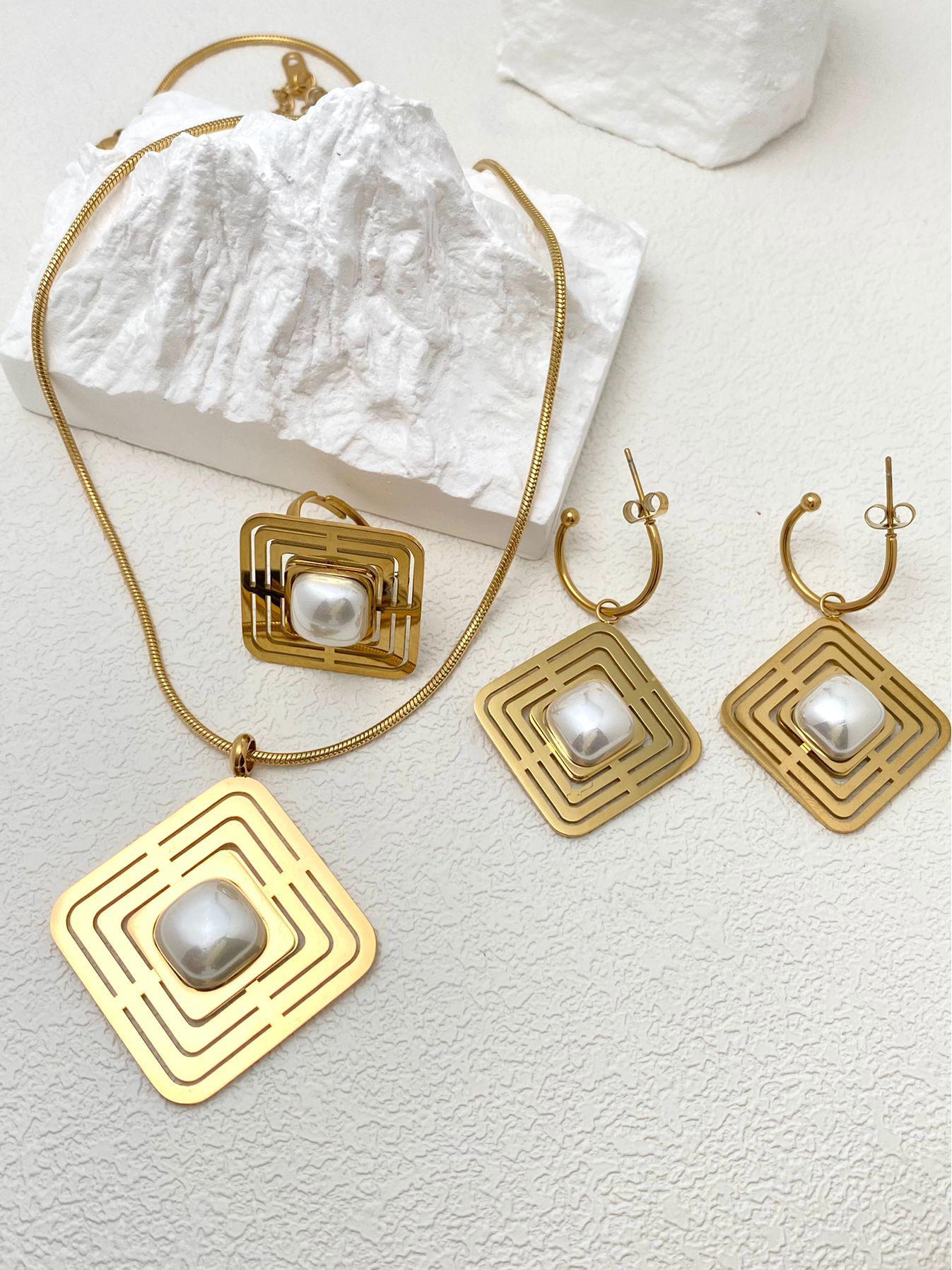 

Изысканный набор из ожерелья из титановой стали и серег в форме веера с цепочкой плетения «твист»