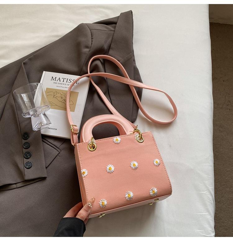 

2025 новая маленькая сумка женская новая корейская версия маленькая сумка с ромашками из ПУ универсальная модная маленькая свежая весенне-летняя сумка через плечо