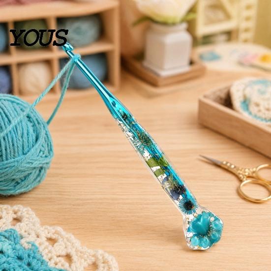 Transparent Handle Crochet Hook Floral Resin Hook, Dried Flower Clear Knitting Tool Ergonomic Metal Head with Beaded Wristlet for Arthritis