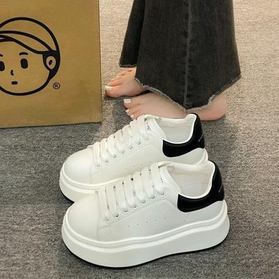 Chaussures basses blanches à semelles épaisses pour femmes, nouvelles chaussures de planche polyvalentes haut de gamme pour femmes, printemps 2025