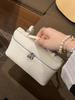 Bolsa Lancheira LP19 Couro Genuíno Gigi: Bolsa Transversal Monolateral de Nicho Feminina Simples e Versátil.
