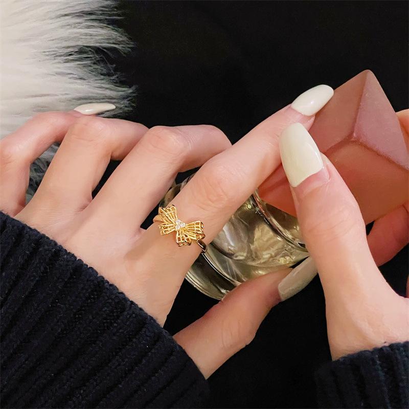 Mittelalterlicher Stil Gold Retro Schleife Hohlöffnung Ring Licht Luxus High Sense Nische Design Zeigefingerring