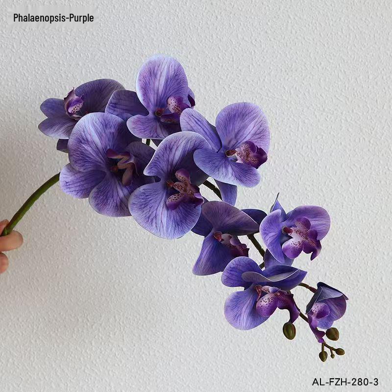 Kytice umělých orchidejí Phalaenopsis v elegantní váze pro dekoraci jídelního stolu a obývacího pokoje