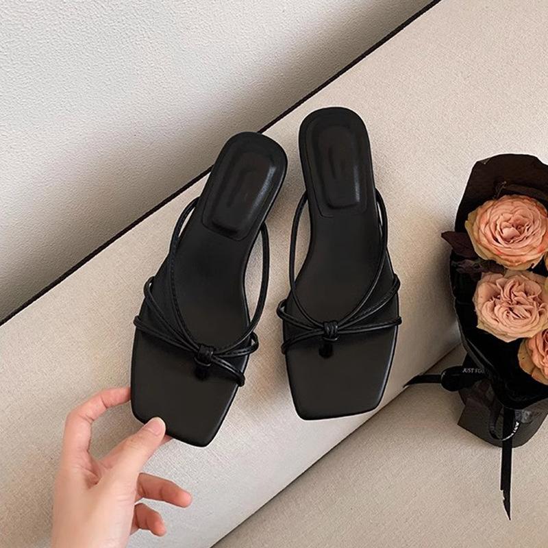 Traube Mutter vom gleichen Stil~ Neuer französischer eckiger Kopf im Sommer 2025, dünner Riemen ausgehöhlt und Füße, coole Slipper für Damen tragen