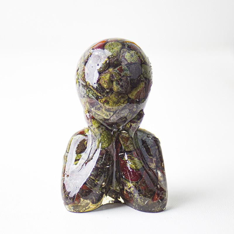 Resin Art Figurine With Natural Quartz Stone For Tabletop Office Decoration