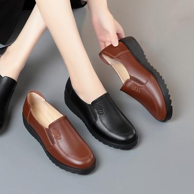 Chaussures en cuir brodées en cuir souple avec semelles souples pour femmes d'âge moyen et âgées, chaussures à tête ronde et coupe profonde