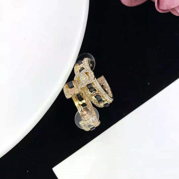 Kolczyki Xiangjia z podwójnym C ze skóry - Modny styl celebryty