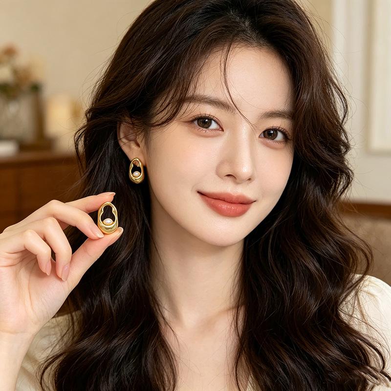 Retro Irregular Freshwater Pearl Stud Earrings with S925 Silver Needle - High-Grade and Versatile Design.