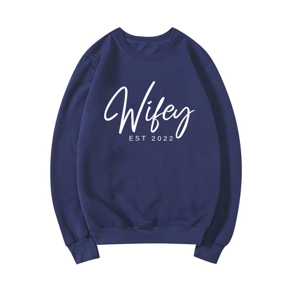 Customized Wifey Est 2022 Sweatshirt Engasjement Sweatshirt Brudedusjgave Personlig brudegave New Wife Hettegensere Pullover