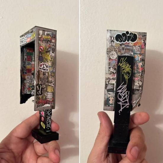 Miniature American Payphone Decoration 1/12 Scale Vintage Mini Graffiti Payphone Model Dollhouse Urban Street Phone Home Office Ornament