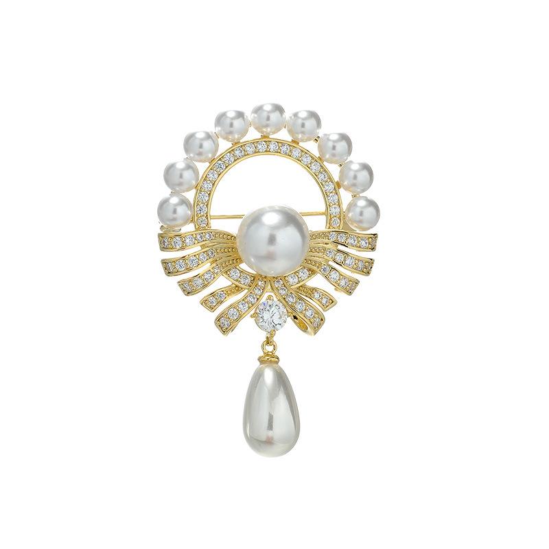 A Retro Court-style Pearl Brooch with A High-end, Niche Design for Women's Outerwear Pins