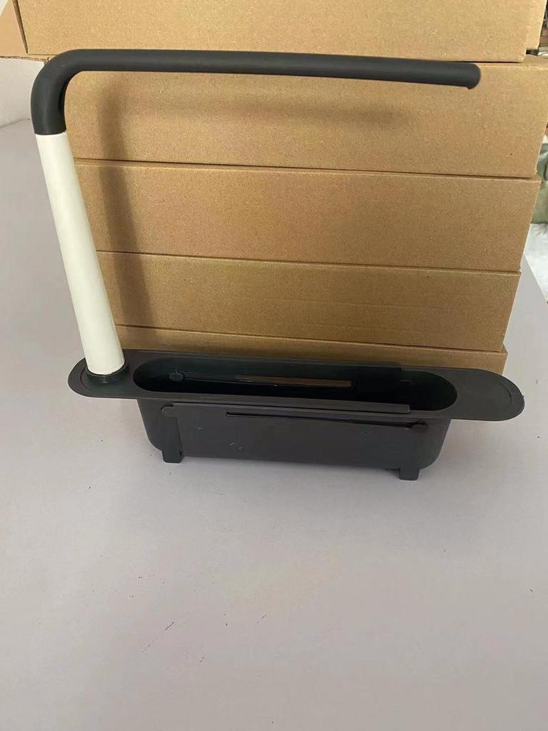 Zasouvací odkapávač na kuchyňské náčiní a prostorově úsporný organizér koš