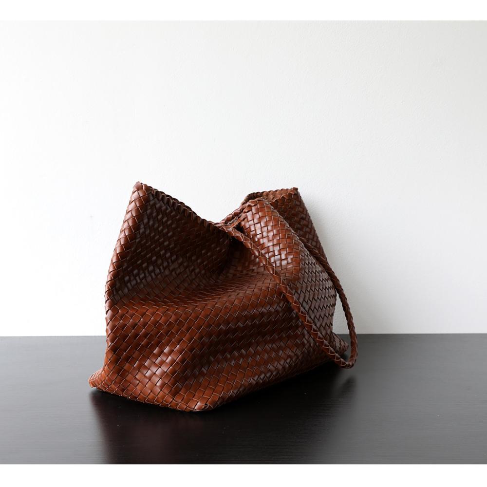 Light luxury, high-end sense, retro, large-capacity commuting vegetable tanned cowhide large bag, pure hand-woven bag, genuine leather tote bag.