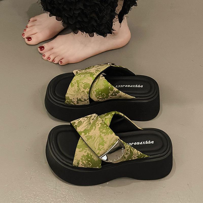 Women's summer wear thick-soled and cool slippers for stepping on shit 2025 new small muffin soft-soled heightening sandals ins tide
