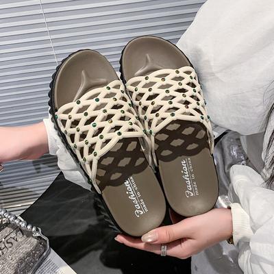 2025 Europäische und amerikanische flache Strandschuhe 2025 Frühling und Sommer neue Mode hohle coole Hausschuhe dicksohlige Hausschuhe Damen