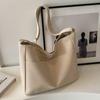 High End Niche Design Shoulder Bag for Women's New Commuter Tote Bag Fashionable and Versatile College Student Class Bag