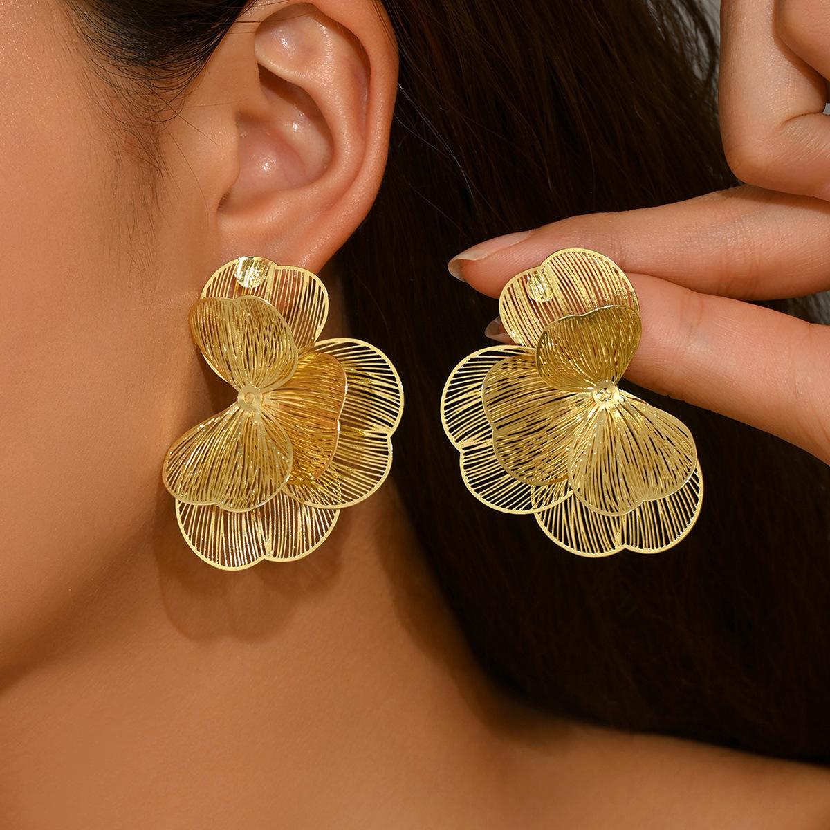 Exquisite White Enamel Petal Dangle Earrings for Women Vintage Double-Layer Metal Flower Earrings Classic Fashion Jewelry Gifts