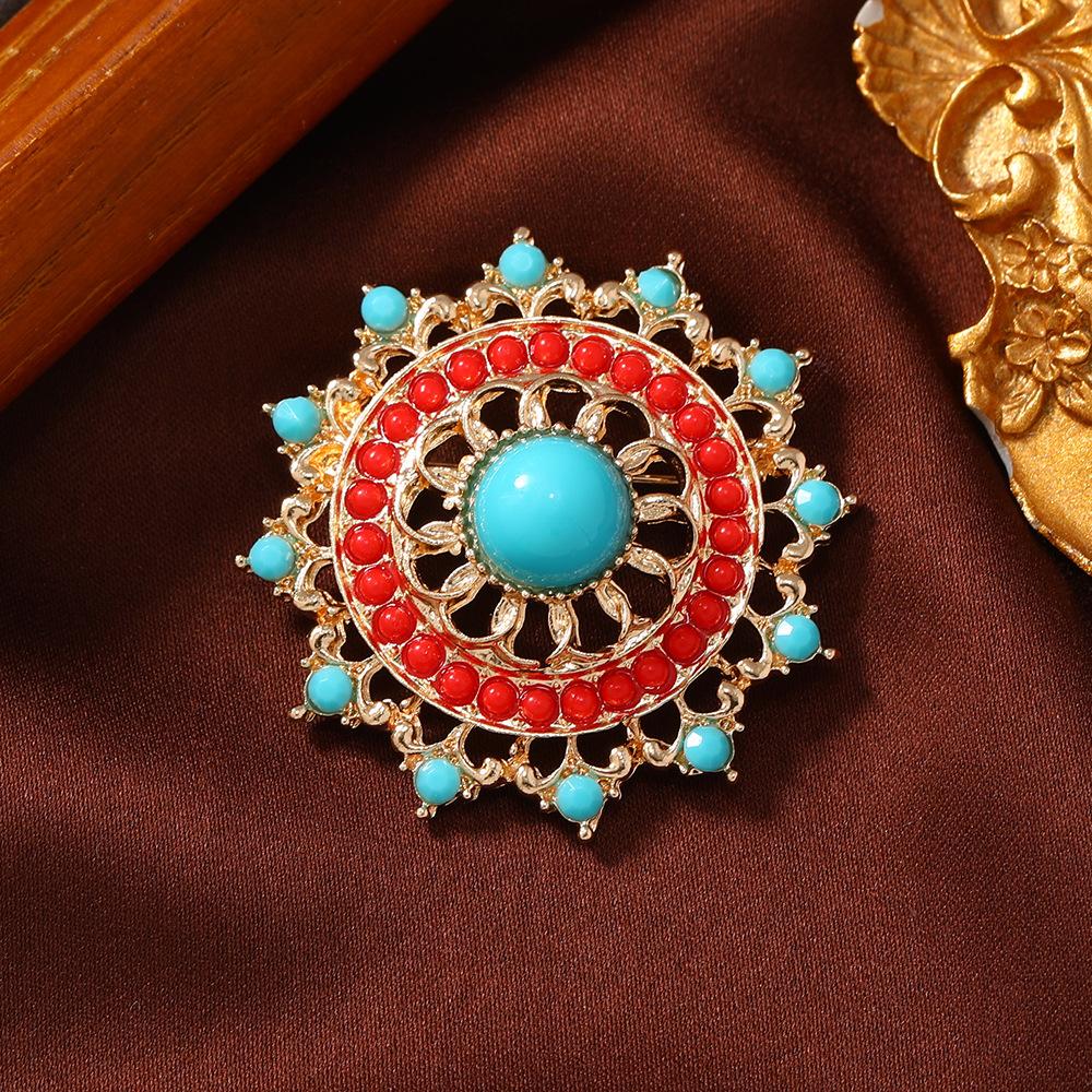 1Pc New Ethnic Style Imitation Turquoise Hollow Geometric Brooch Female Simple Summer Anti-light Pin Buckle Shawl Jacket Accessories
