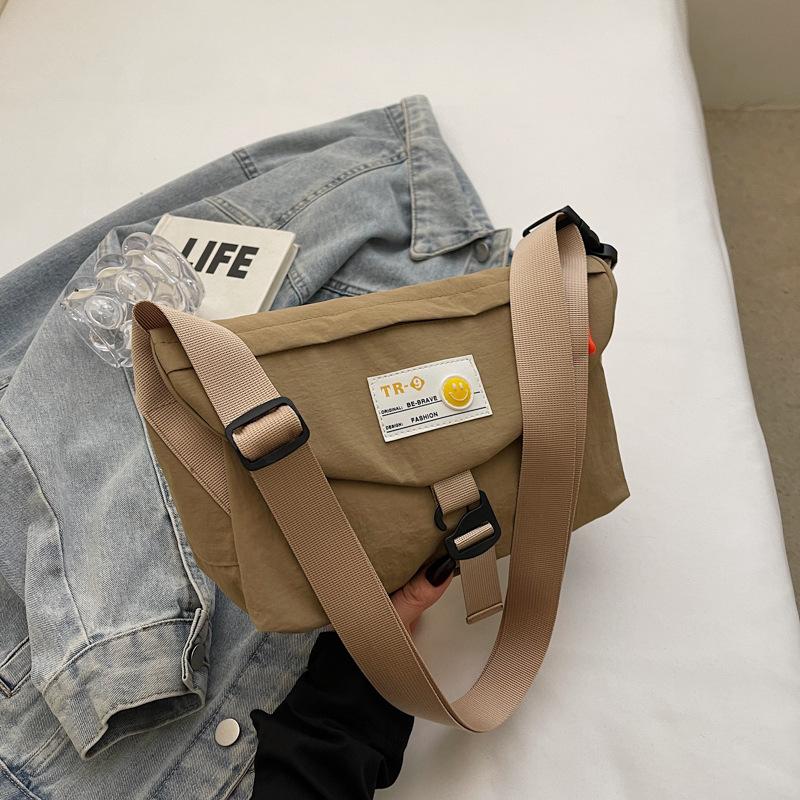 

Повседневная простая маленькая квадратная сумка 2025 зима новая мода ретро на плечо сумка-мессенджер хаки