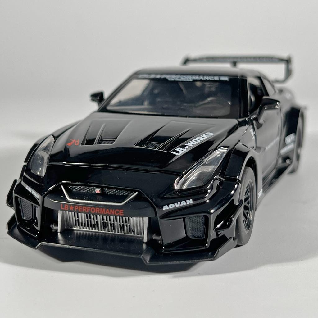 Modellino Auto Sportiva in Lega 1/32 Nissan Skyline GTR CSR2 Diecast con Suono e Luci Alta Simulazione Qualità Giocattolo per Bambini Regalo