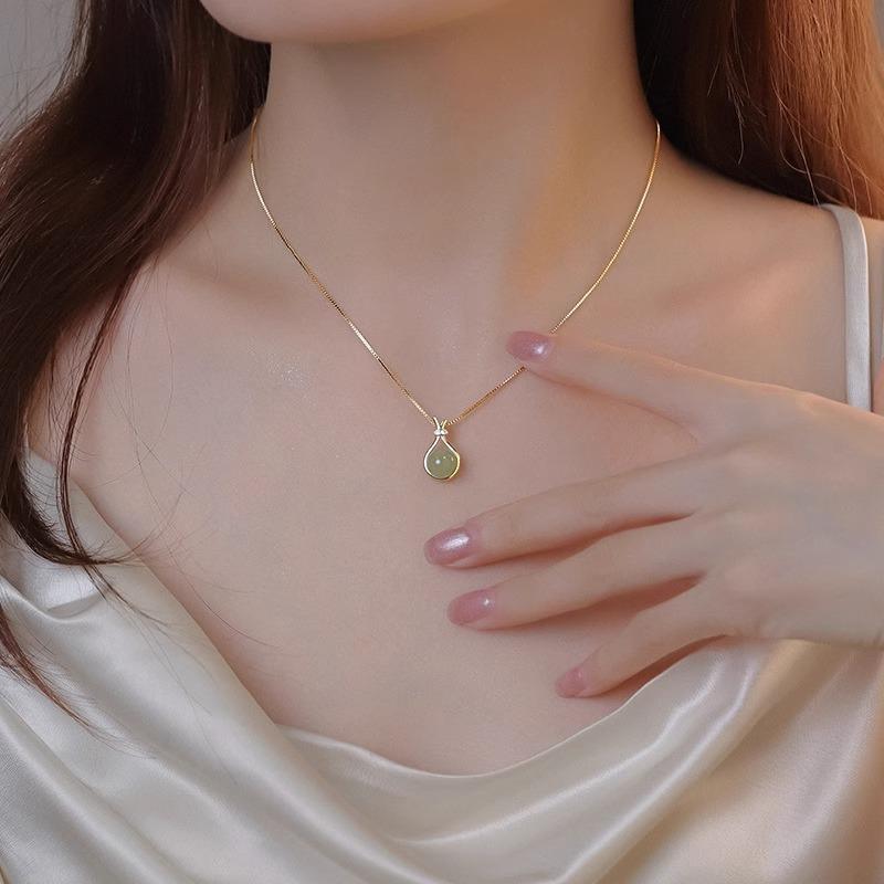 A Single-piece Green Minimalist Luxury Necklace with a Faux Hetian Jade Lucky Bag Pendant. Simple Jewelry Suitable for Everyday