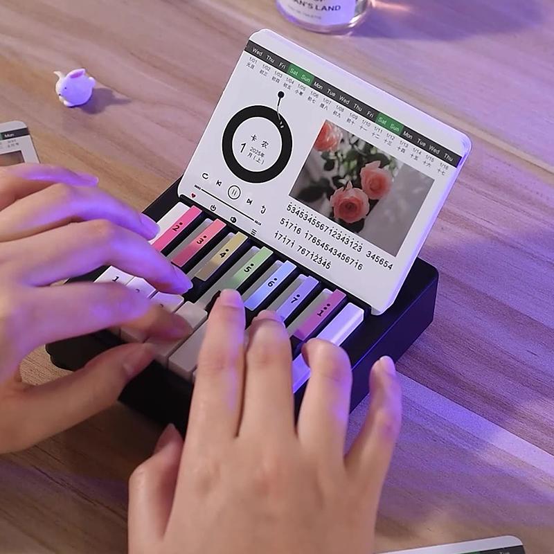 15 Tasten Klavier Kalender 2025 Noten Spielzeug Desktop Peripherie Schmuck Mit Musik Kalenderkarten Geschenk Für Fans