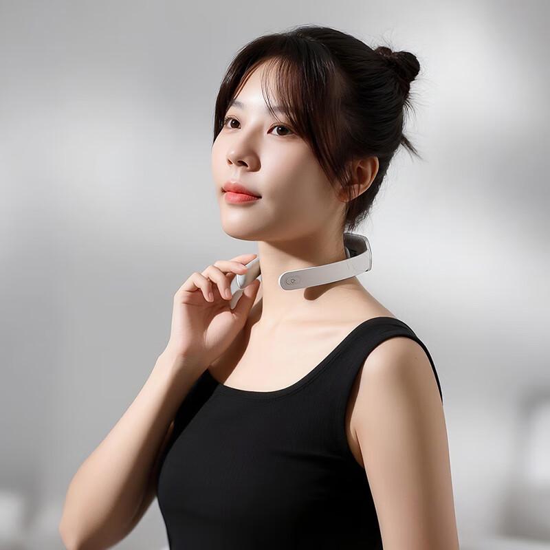 

Blaupunkt Neck Massager with Titanium Water Bottle Gift Set