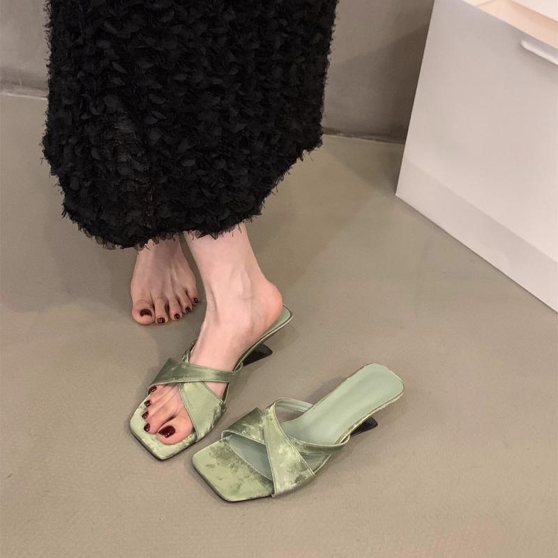 Резиновые шлепанцы с квадратным носком женские летние туфли роскошные шлепанцы мюли на каблуке гавайские 2025 дизайнерские мягкие высокие 35 зелёный 2139₽