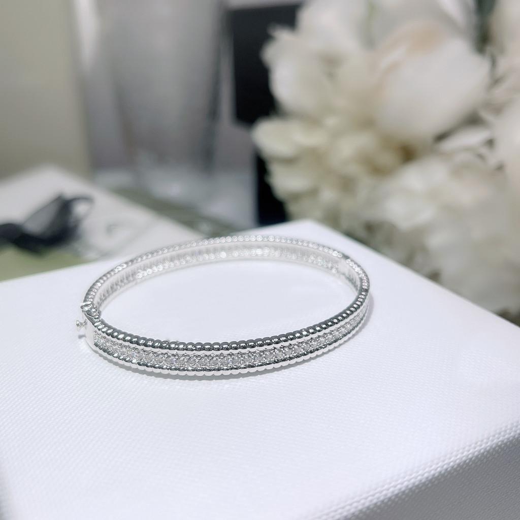 

Beaded Edge Bracelet with Delicate Craftsmanship and Absolute Precision. Made of High-end Asian Gold Material срібний