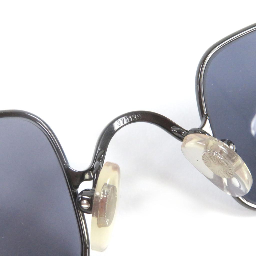 Świetne okulary przeciwsłoneczne CHANEL Kwadratowe okulary przeciwsłoneczne z logo Kolor gunmetal Używane