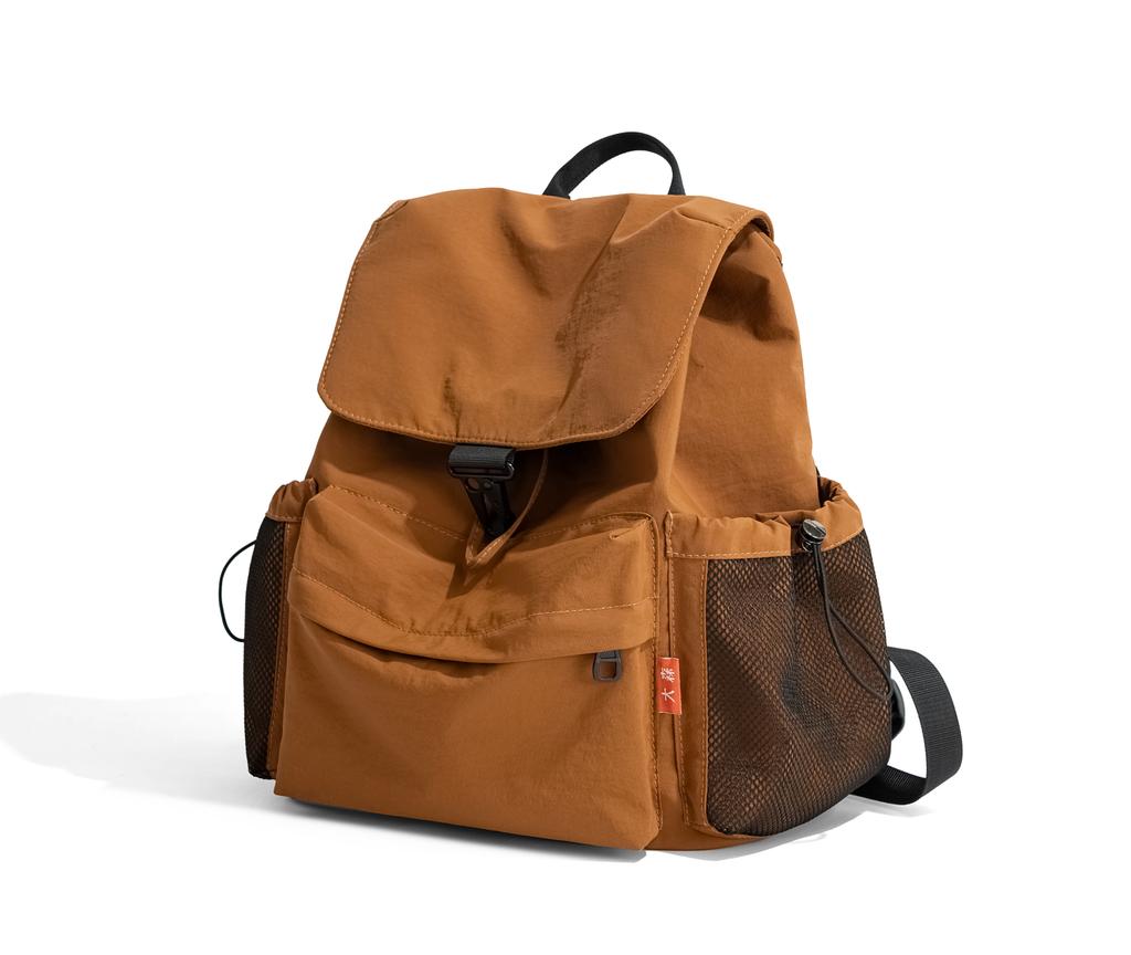 Double-strapped backpacks with large capacity. Suitable for travel, casual use and commuting. They have a niche and high-end fee