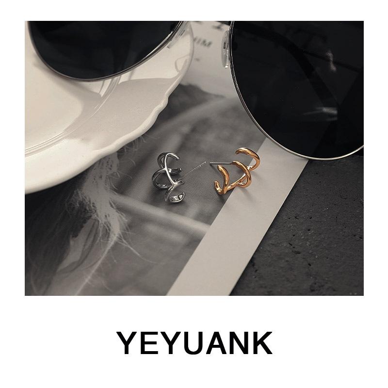 Nohara Aoi Retro Two-Tone Layered Earrings: Simple, Versatile, and Stylish.