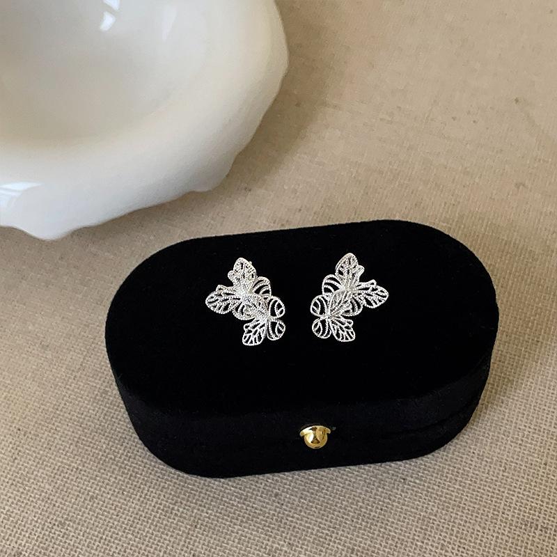 Exquisite, Sweet And Empty Metal Butterfly Stud Earrings For Women, Small Personality, Fashionable And Elegant Trend, Versatile Earrings And Earrings.