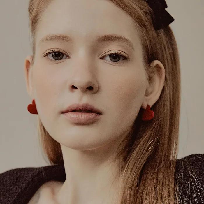[Worn by a Celebrity] Flat Heart Color Earrings EC1350