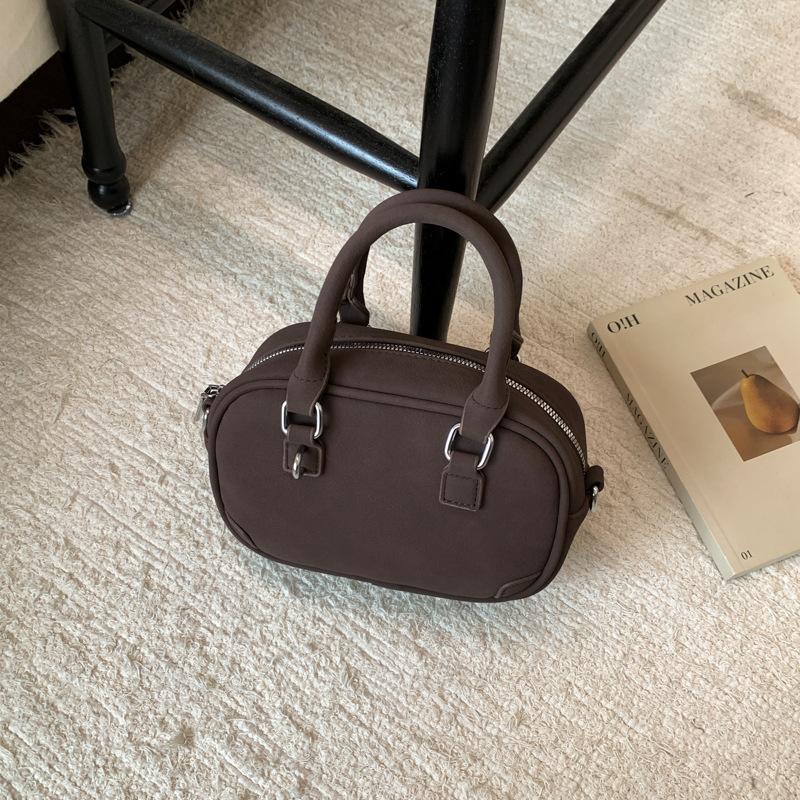 Hand bag women's 2025 new trendy autumn and winter light luxury niche high-end shoulder bag commuter messenger small square bag