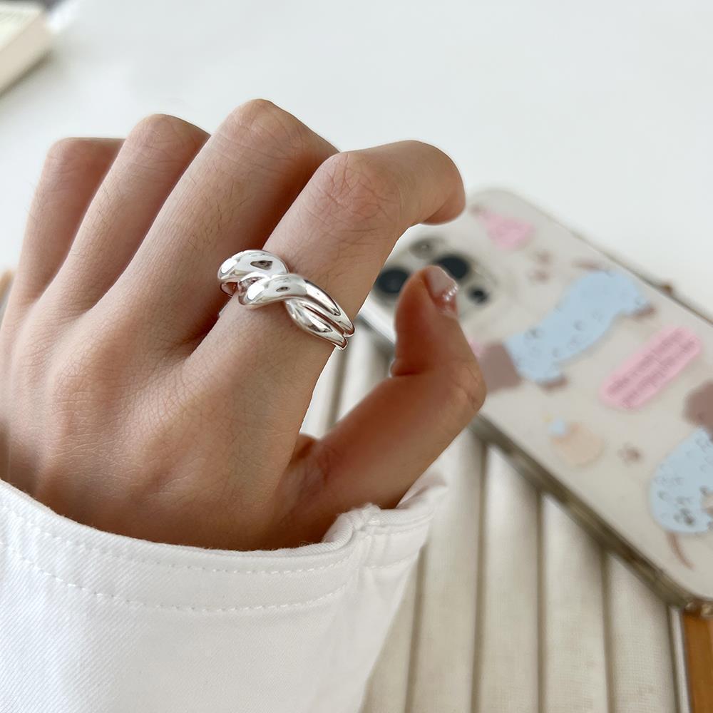 Elegant Adjustable Twist Ring for Women - Personalized, Fashionable, and Stackable Design for Versatile Wear