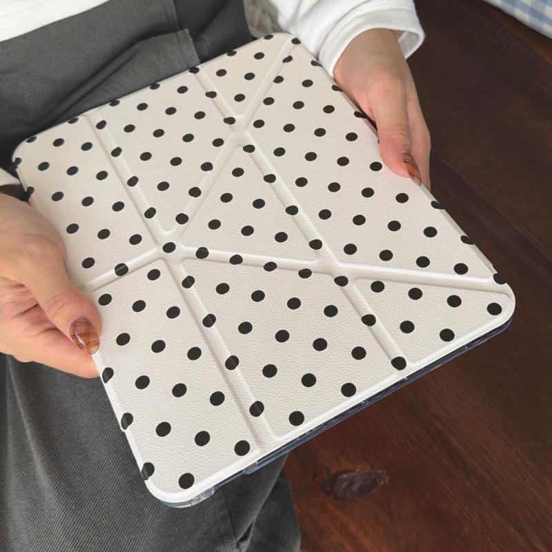 Custodia Buckle per iPad Pro 2021 - Pois a sei colori con design a cuoricini femminili