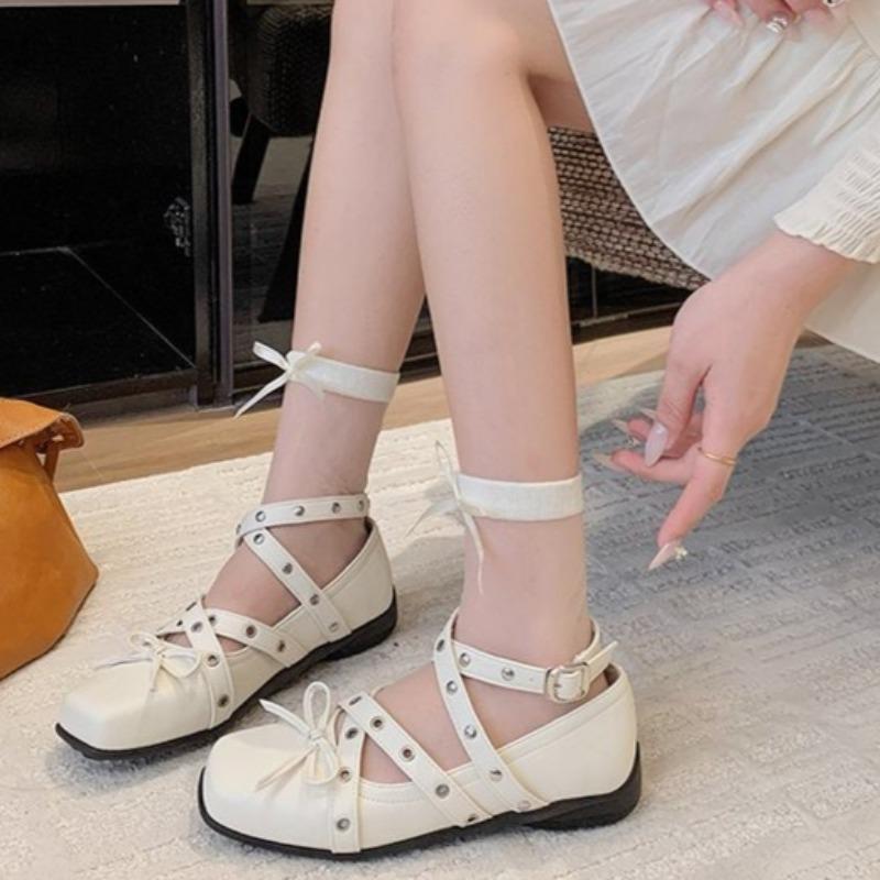 

Модные осенние новые туфли с квадратным носком, неглубокие, с заклепками, пряжкой на ремне, противоскользящие, износостойкие, на низком ходу, с одним ремешком, модные одинарные туфли 40